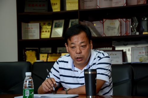 经理杨魁发言