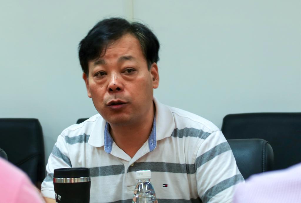 经理杨魁发言