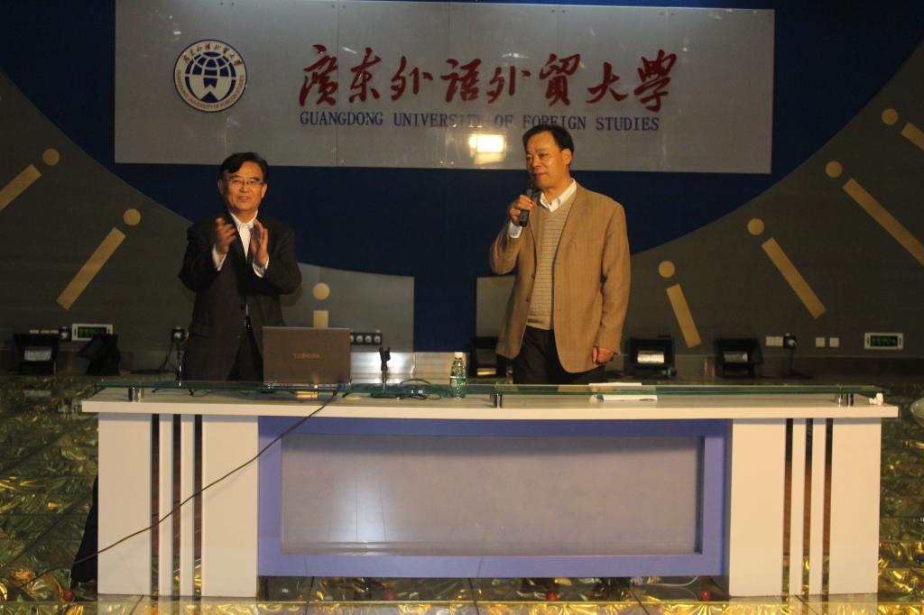 (杨魁经理主持本场讲座。)