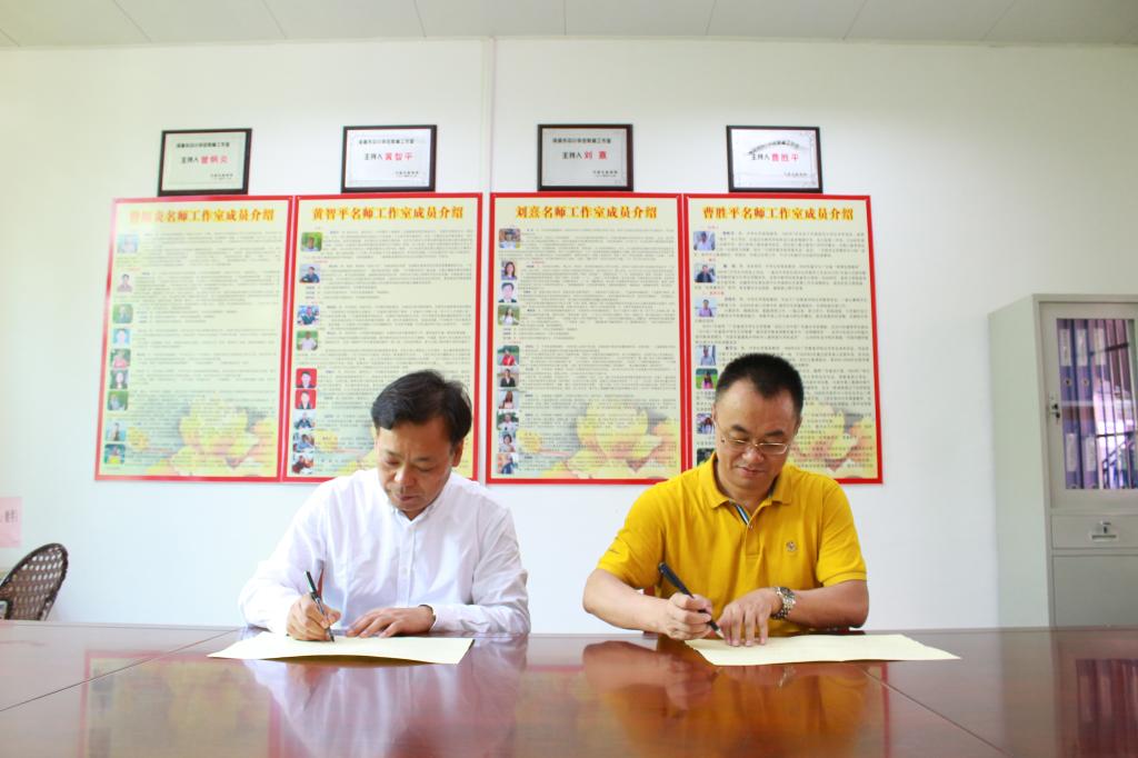 杨魁与河源中学董事长吴佑宽签订《优质生源基地》协议书