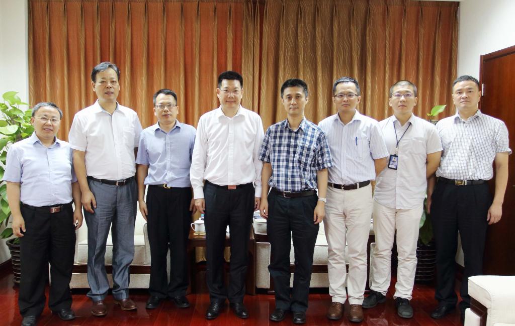 公司代表与中国日报社代表合影(图片来自广外新闻网)