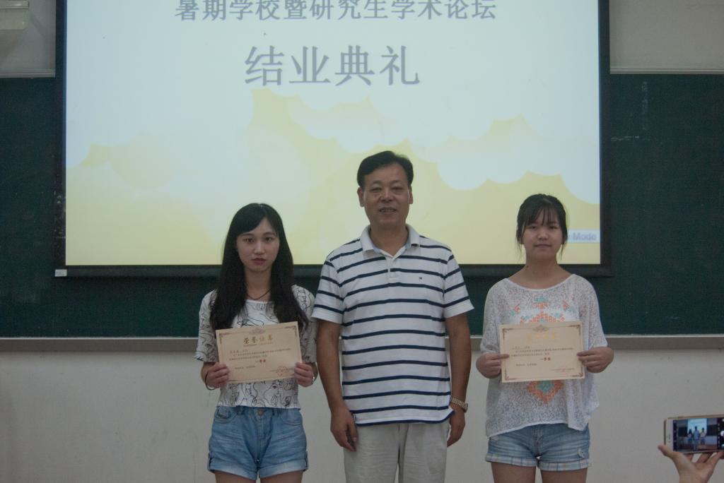 杨经理为一等奖获奖员工颁奖