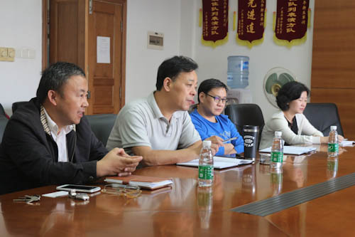 经理杨魁以及几位教师参加会议