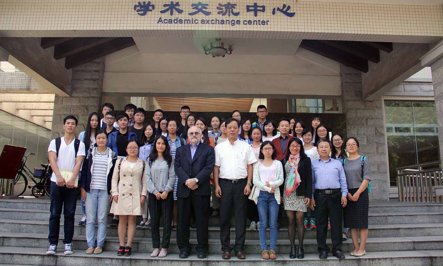 (Carl Botan教授与公司师生合影留念。)