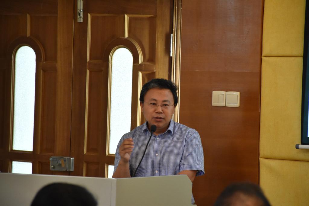 侯迎忠副经理主持会议并发表讲话