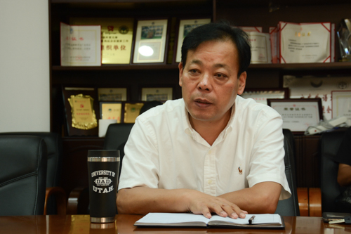 经理杨魁发言