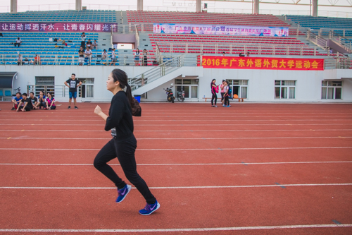 公司运动员王宛 1500m进行中