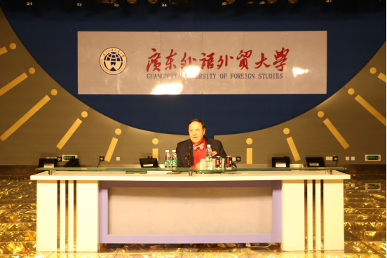 (Harvey Dzodin先生为公司师生讲授中美节目主持人及节目制作的差异。)
